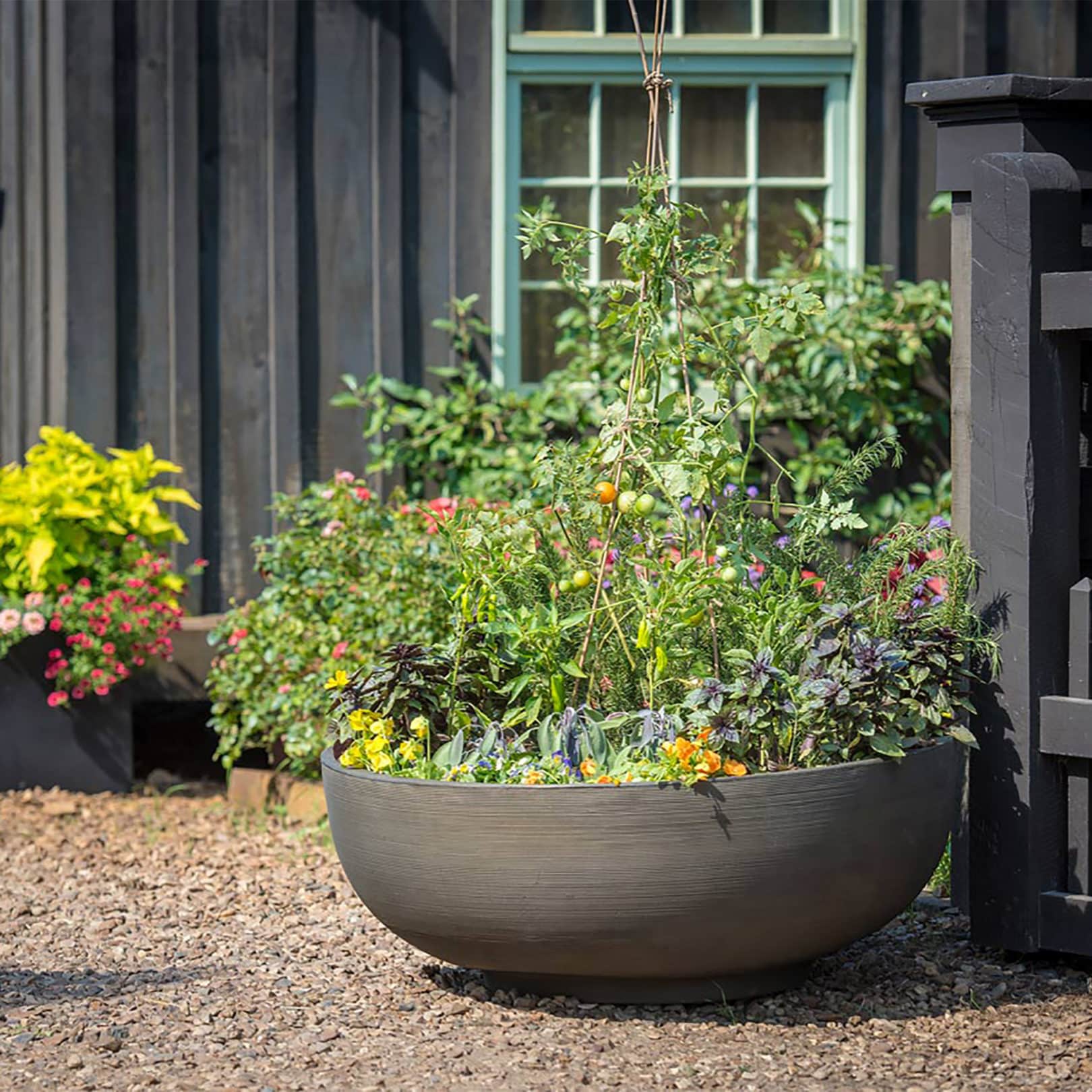 Crescent Garden Delano Planter 16-inch Caviar Black