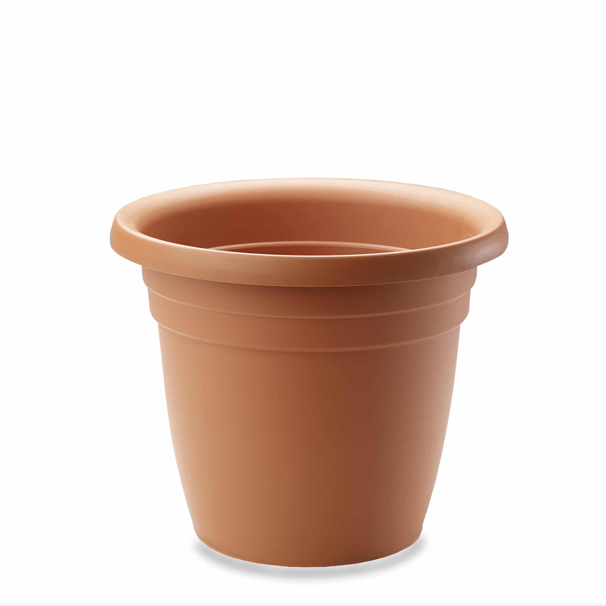 Emma planters in terracotta – Terracotta planter with matching saucer, angled view